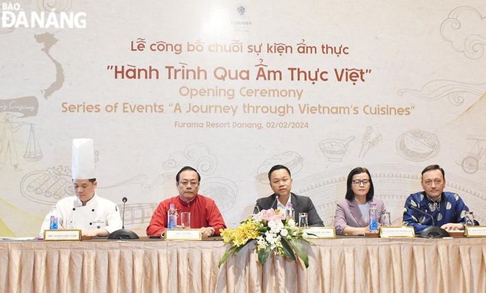 Tổng Giám đốc Khu nghỉ dưỡng Furama Đà Nẵng Nguyễn Đức Quỳnh (giữa) công bố thông tin về chuỗi sự kiện "Hành trình qua ẩm thực Việt". Ảnh: THU HÀ