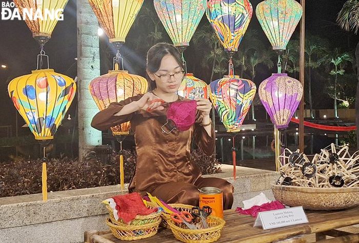 Chuẩn bị gian hàng đèn lồng để phục vụ du khách. Ảnh: THU HÀ
