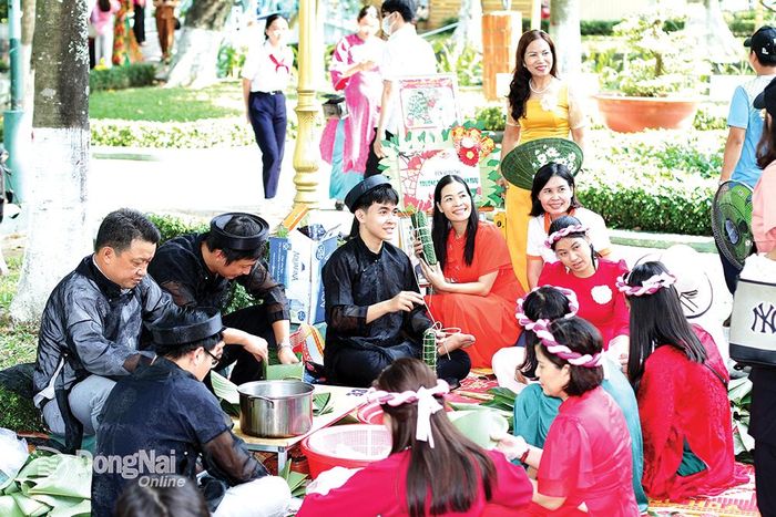 Một đội tham gia Ngày hội Gói, nấu bánh chưng, bánh tét, kết mâm ngũ quả và trang trí bàn cúng gia tiên mừng Tết Nguyên đán 2024 tại công viên Biên Hùng ngày 2-2. Ảnh: VĨNH HUY
