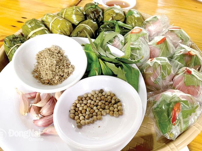Mâm nem bưởi, bánh quê tại Khu du lịch sinh thái Làng Bưởi (H.Vĩnh Cửu)