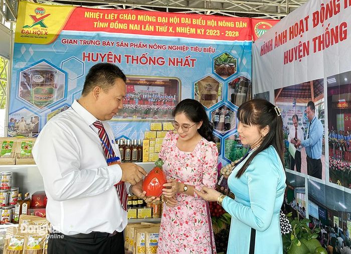 Khách tìm hiểu sản phẩm rượu thanh long ủ bằng phương pháp thủ công tại chương trình quảng bá, giới thiệu sản phẩm OCOP ở TP.Biên Hòa