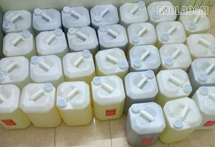  Hàng trăm lít rượu kém chất lượng được phát hiện. 
