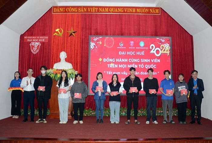 Trao vé xe cho sinh viên về quê đón tết 
