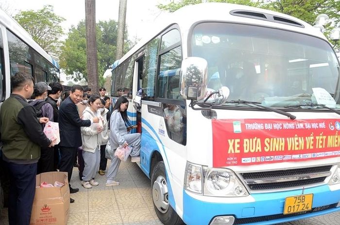  Tặng quà, động viên sinh viên trước khi lên xe về quê đón tết 