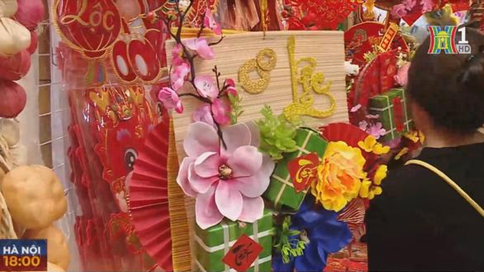 Các mặt hàng phục vụ Tết Giáp Thìn 2024 tại khu phố Hàng Mã