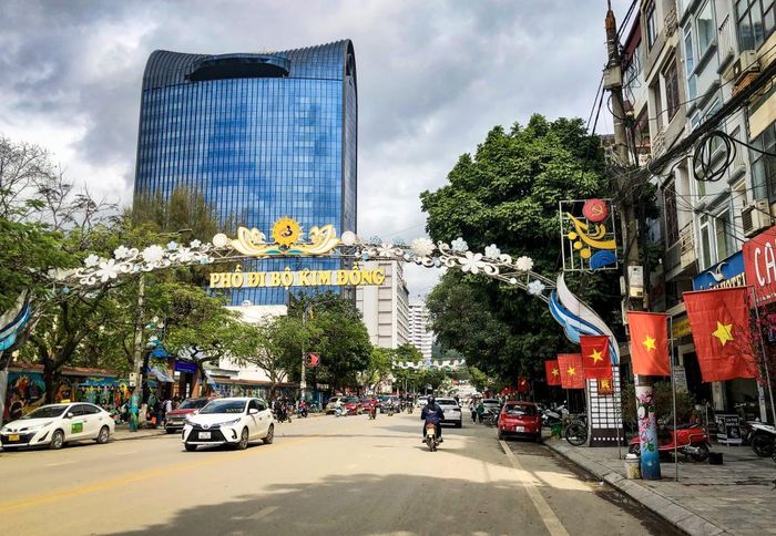 Thành phố Cao Bằng rực rỡ cờ hoa chào đón năm mới.
