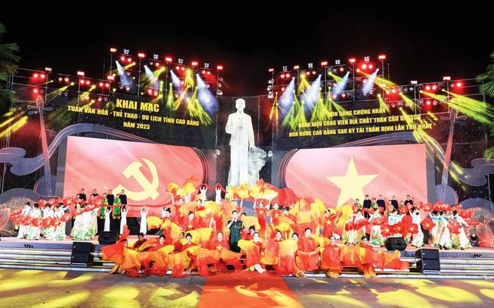 Biểu diễn văn nghệ ca ngợi Đảng. Ảnh Thế Vĩnh