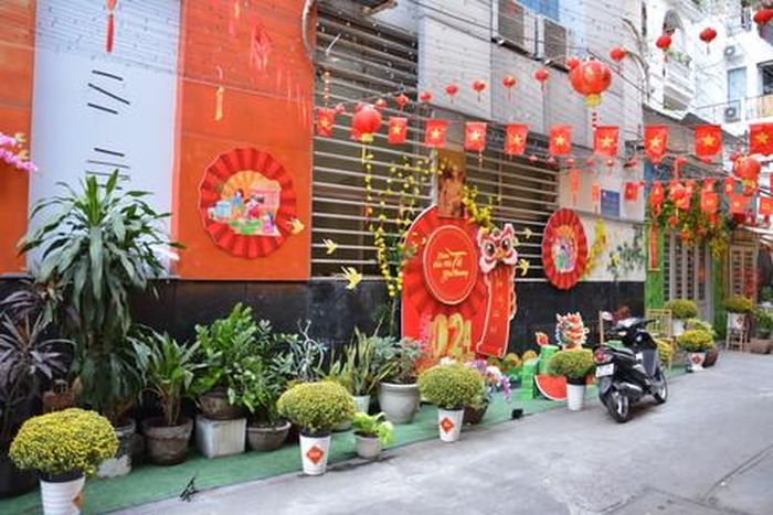 Những chậu hoa, linh vật và câu chúc càng làm con hẻm trở nên sống động hơn 