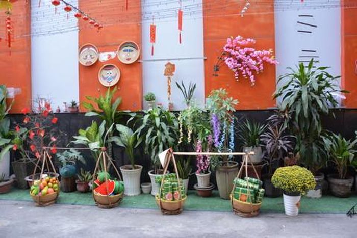 Đôi quang gánh tạo nên cảm giác thôn quê giữa lòng phố thị 