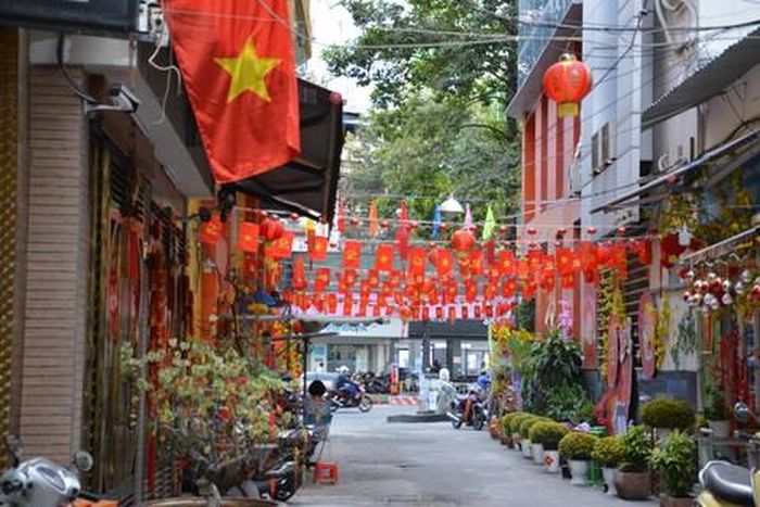  Con hẻm trở nên lộng lẫy hơn bởi những sắc cờ đỏ thắm 