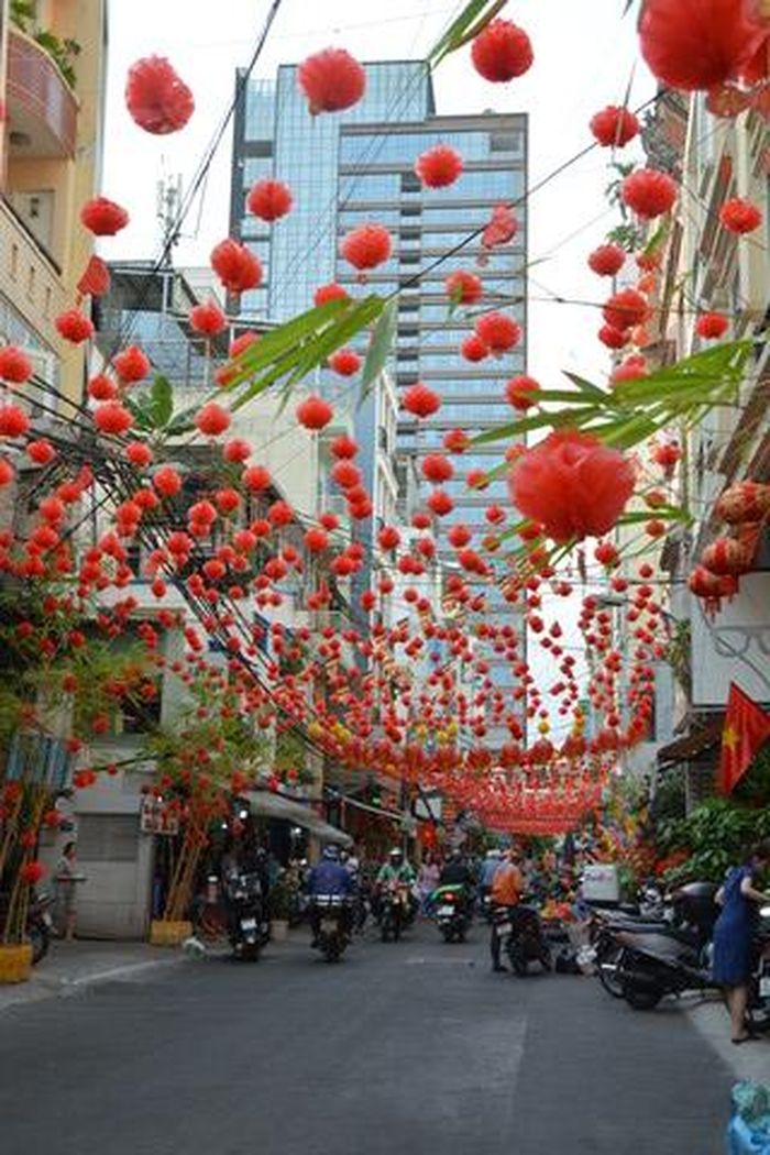 Một con hẻm khác trên đường Nguyễn Thị Minh Khai cũng được trang hoàng lộng lẫy sắc màu 
