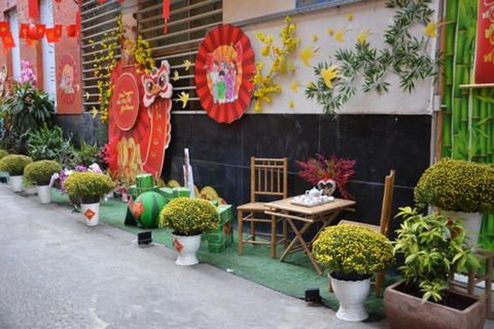 Bàn trà trang trí được đặt ngay bên hông con hẻm thu hút nhiều du khách đến chụp hình 