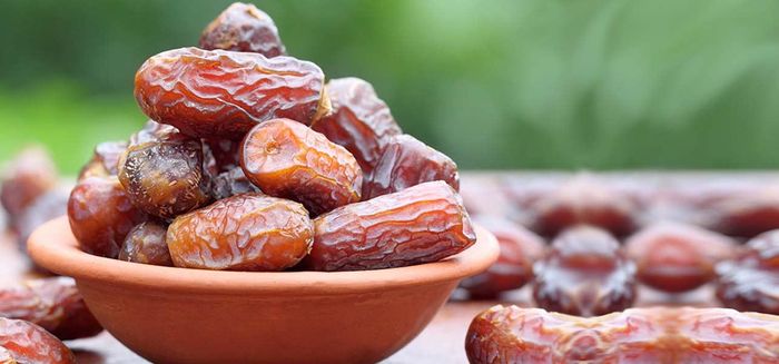 Hàm lượng chất xơ cao trong chà là giúp thúc đẩy tiêu hóa, giúp no lâu hơn, nhờ đó giảm cân dễ dàng.