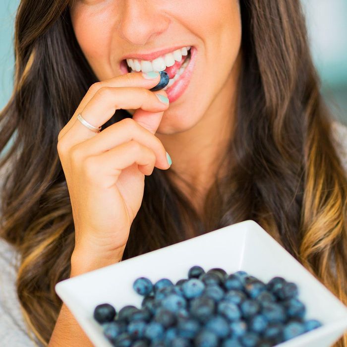 Chất chống oxy hóa anthocyanin có trong quả việt quất cũng hỗ trợ quản lý cân nặng.