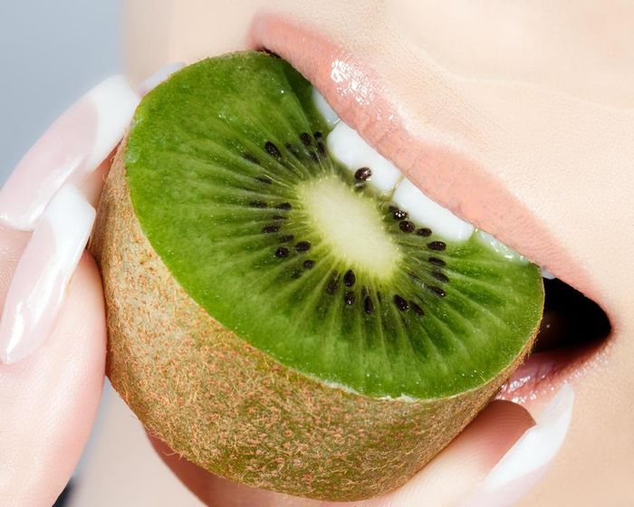 Kiwi ít calo và giàu chất xơ, giàu vitamin C, tạo cảm giác no lâu.