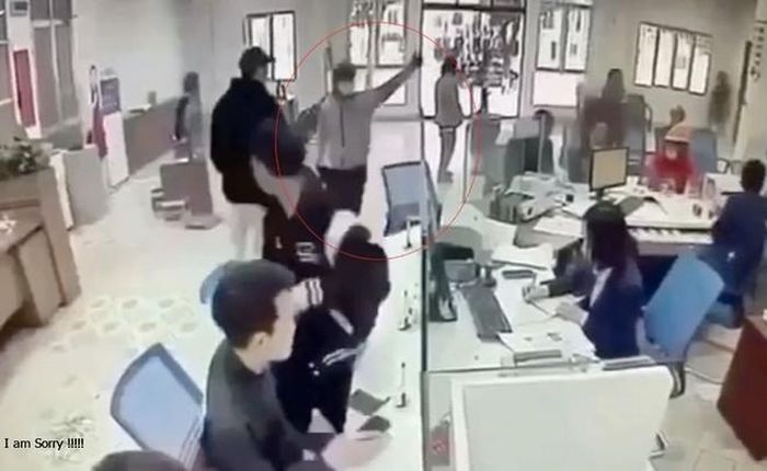 Hình ảnh Linh khi xông vào ngân hàng để cướp tiền