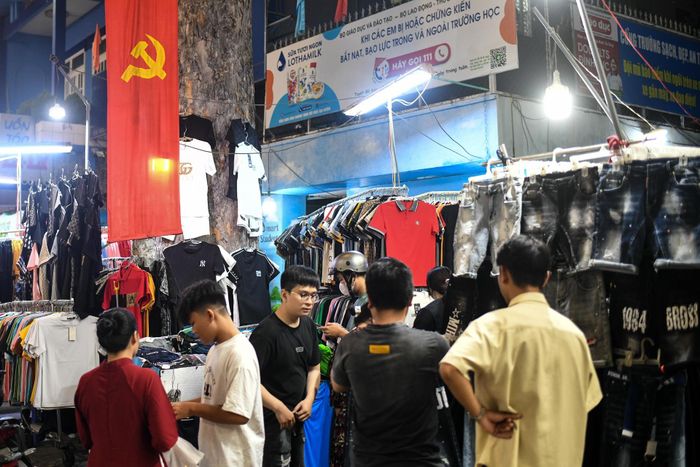  Anh Tân, chủ một quầy đồ nam trên đường Nguyễn Trãi, cho biết tiểu thương ở đây ai cũng mong Tết để buôn bán. "Tuy nhiên, vài năm trở lại đây mọi người thay đổi thói quen, mua đồ qua các sàn thương mại điện tử nên tuyến phố này cũng giảm hẳn lượng khách. Trong năm chỉ được vài dịp là khách đông như vậy", anh Tân chia sẻ. 