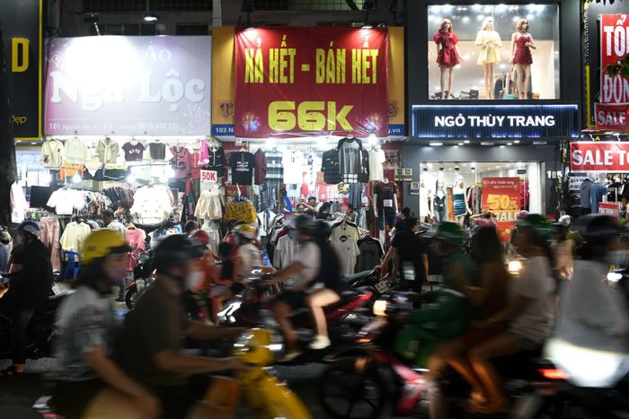  Các mặt hàng tại đây đều khá đa dạng, nhiều cửa hàng giảm giá chỉ vài chục nghìn một sản phẩm. 