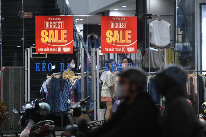  Không chỉ các quầy hàng ở vỉa hè, nhiều shop quần áo lớn trên tuyến đường này cũng chạy các chương trình giảm giá để thu hút khách. 