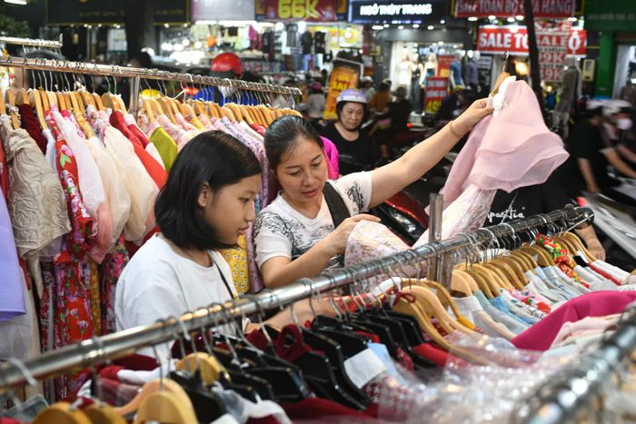 Chị Linh (ngụ Nhơn Trạch, Đồng Nai) tranh thủ tối thứ 7 đến phố Nguyễn Trãi để chọn mua đồ Tết cho các con. "Bình thường không có thời gian nên tôi chỉ mua đồ online, nhưng mua như vậy thì không thử được. Lần này mua đồ cho 3 đứa nên đến tận nơi xem mới yên tâm. Ở đây nhiều mẫu mã, giá cả cũng hợp lý", chị Linh chia sẻ. 