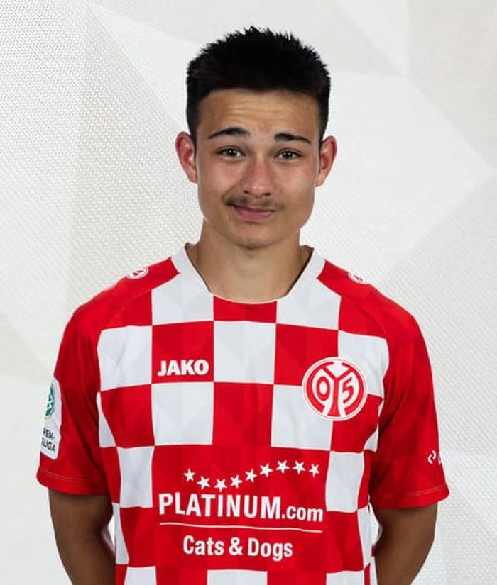 Thomas-Lê đang khoác áo CLB U19 Mainz 05