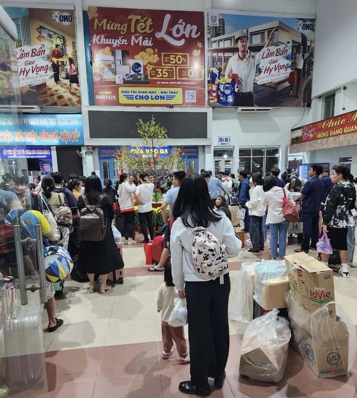 Hành khách ra ga Sài Gòn về quê đón Tết.