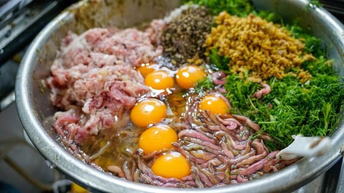 Gia vị đầu bảng không thể thiếu cho món chả rươi là vỏ quýt hôi tươi thái, giã nhỏ. (Ảnh minh họa/Nguồn ảnh: CTV) 