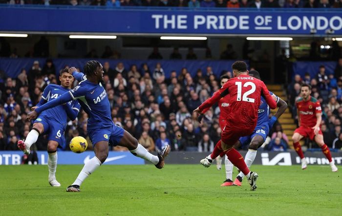 Tuy nhiên, niềm vui ngắn chẳng tày gang, Cunha cứa lòng đập chân hậu vệ Chelsea đi vào lưới