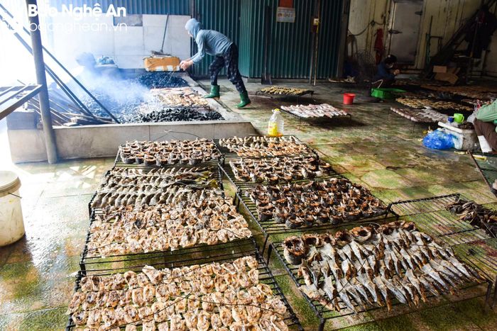  Anh Nguyễn Văn Hòa, phường Quỳnh Phương (Thị xã Hoàng Mai), chủ một cơ sở chế biến hải sản cho biết: “Lò nướng của chúng tôi có hàng chục lao động làm việc dịp Tết. Để kịp đơn hàng phục vụ khách, từ sau 23 tháng Chạp đến tận 29 Tết, các lao động phải chia ca làm từ 6h sáng đến 23h đêm. Lò nướng đỏ lửa cả ngày do nhu cầu Tết tiêu thụ tăng 3-5 lần so với ngày thường. Lao động được trả công 250.000 đồng/ngày/người”. Ảnh: Thanh Phúc 