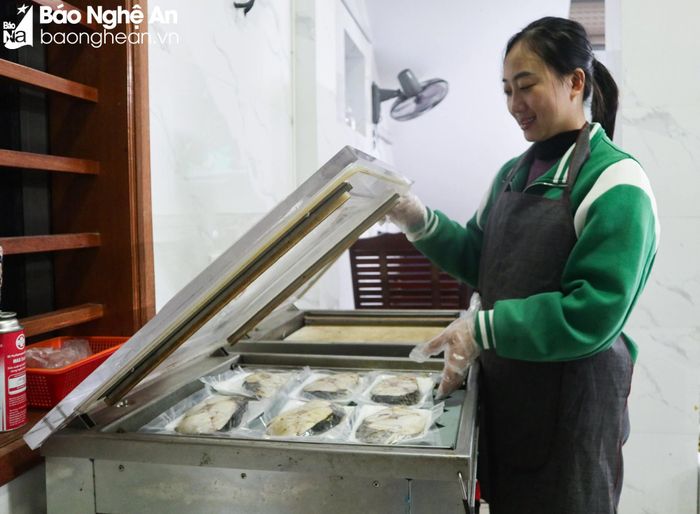  Cá được đóng gói, hút chân không tiêu thụ khắp các địa phương trong cả nước. Dịp Tết, giá cá thu thành phẩm tăng nhẹ, dao động từ 250.000 – 300.000 đồng/kg. Ảnh: Thanh Phúc 