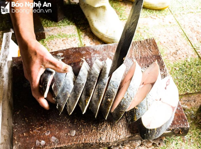  Cá được dùng máy hoặc dao cắt lát vừa phải, rồi đem rửa sạch. Ảnh: Thanh Phúc 