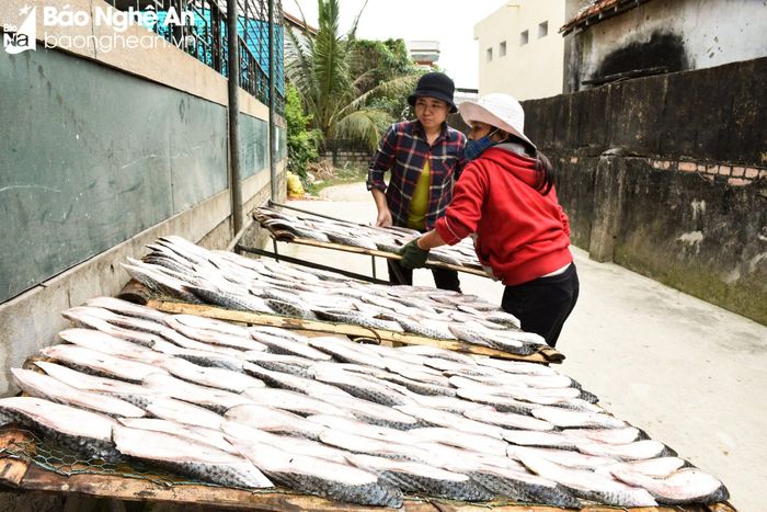  Sau đó, hong dưới nắng nhẹ hoặc dùng quạt để làm ráo nước. Ảnh: Thanh Phúc 