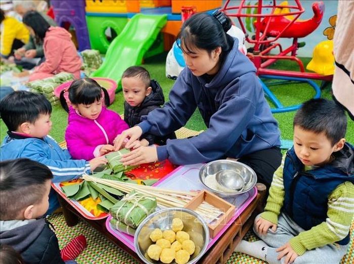 Học sinh Cơ sở Mầm non tư thục Vàng Anh, thành phố Ninh Bình trải nghiệm Phiên chợ Xuân tại do cơ sở tổ chức. Ảnh: TTXVN phát
