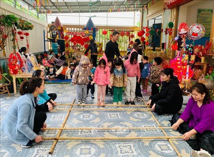 Học sinh Cơ sở Mầm non tư thục Vàng Anh, thành phố Ninh Bình trải nghiệm Phiên chợ Xuân tại do cơ sở tổ chức. Ảnh: TTXVN phát