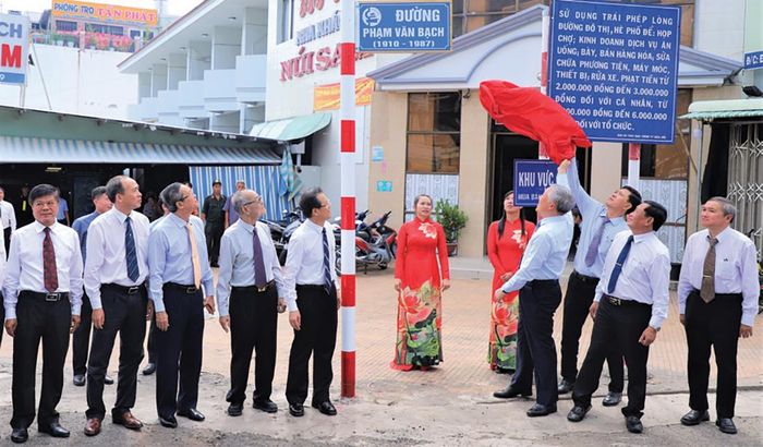 Lãnh dạo Trung ương và địa phương dự lễ đặt tên đường trên địa bàn TP. Châu Đốc