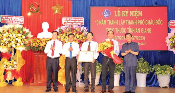Lễ kỷ niệm 10 năm thành lập TP. Châu Đốc