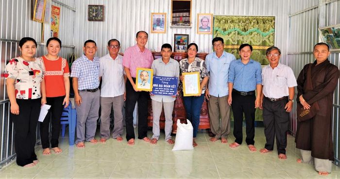 Trao nhà Đại đoàn kết cho gia đình khó khăn về nhà ở