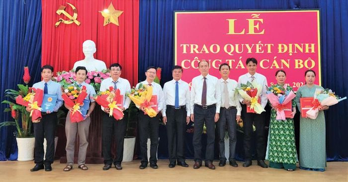 Trao nhà Đại đoàn kết cho gia đình khó khăn về nhà ở