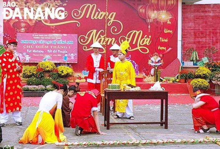Học sinh Trường THCS Huỳnh Thúc Kháng (quận Thanh Khê) diễn tiểu phẩm Bánh chưng bánh dày. Ảnh: NGỌC HÀ
