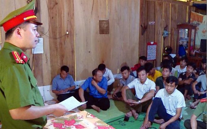 Công an huyện Mường Lát (Thanh Hóa) tuyên truyền, phổ biến pháp luật đến người dân.