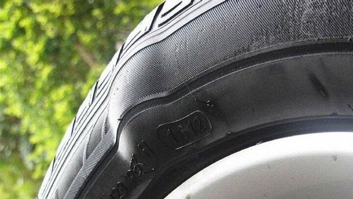 Vết phồng trên bề mặt lốp. (Ảnh minh họa)