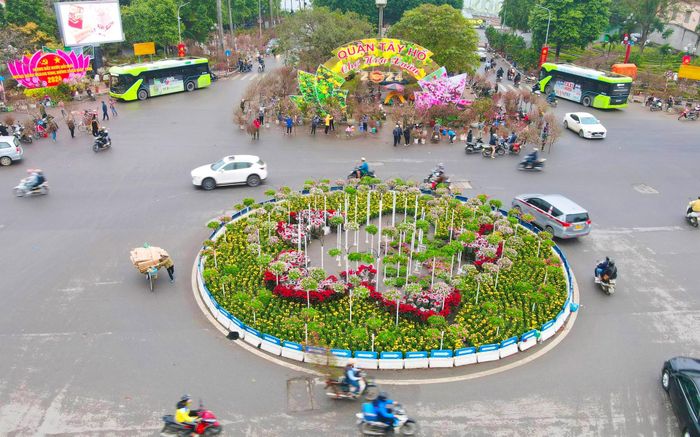 Vòng xuyến ở trung tâm quận Tây Hồ rực rỡ sắc hoa.