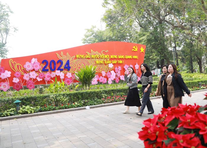 Dòng chữ “mừng đất nước đổi mới, mừng Đảng quang vinh, mừng Xuân Giáp Thìn” nổi bật ở khu vực hồ Hoàn Kiếm.