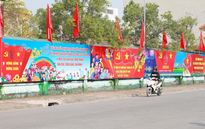 Cụm áp phích chào đón Tết Nguyên đán Giáp Thìn tại huyện Hoài Đức.