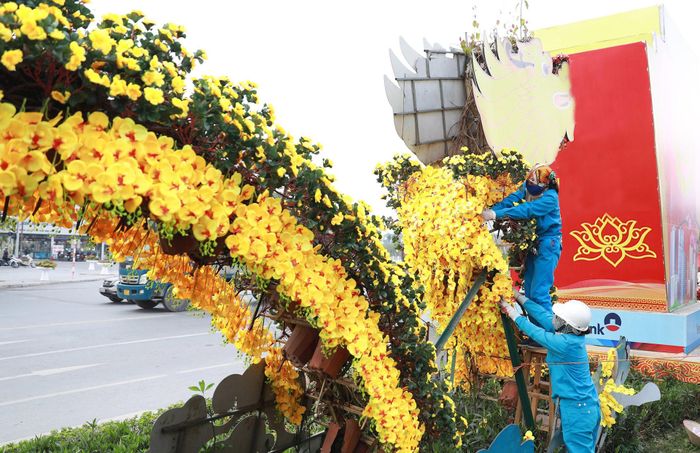 Công nhân khẩn trương trang trí linh vật rồng bằng hoa