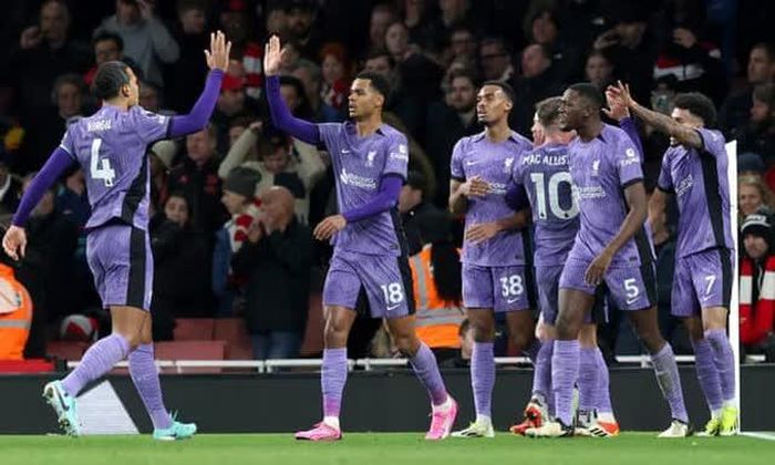 Liverpool ăn mừng bàn gỡ hòa cuối hiệp 1