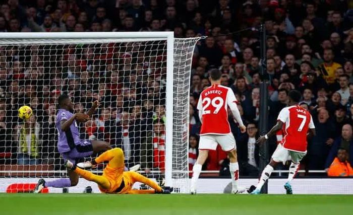 Saka mở tỷ số cho Arsenal
