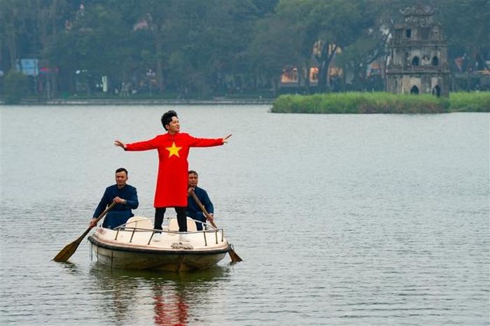 Tùng Dương ghi hình ca khúc “Một vòng Việt Nam” cho ngày 30 Tết. Ảnh: Cao Tiên Sinh