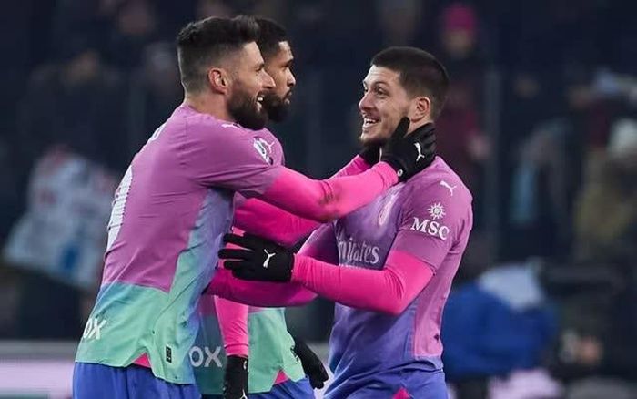 Giroud và Jovic đang chơi cực hay trên hàng công Milan