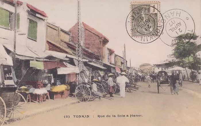 Đường phố trước cổng chợ. Bưu ảnh chú thích nhầm là phố Hàng Đào